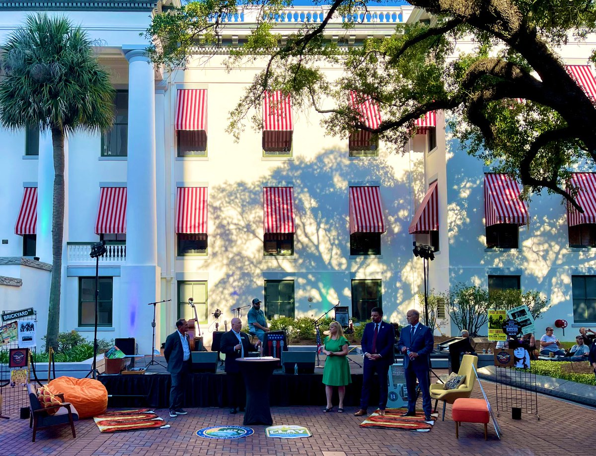 GRLobby's tweet photo. A GReat evening at the Capitol to hear @CCUA’s Jeremy Johnson give #ClayDays welcoming remarks! #Sayfie #FlaPol #CCUA https://t.co/fYeXXxbbFt
