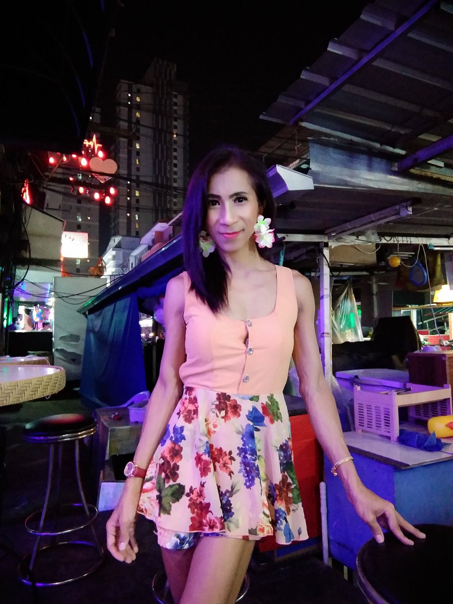 momencolourgray's tweet photo. #เทศกาลเสื้อลายดอก!!ห่างหายไปนาน3ปี  สนุกสนานกันน่าดู  ส่วนเราไม่ชอบเล่นจร้า...😜🍺🥃👌 https://t.co/pqNglWE8KC
