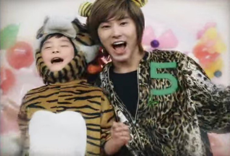SACHAWON97's tweet photo. 2006年東方神起の풍선発売。ムンビンは当時9歳。꼬마신기(リトル神起)でユノの役ユノムンビンとして出演。東方神起のことはよく知らなかったけど、これがきっかけで職業アイドルを知り歌手の夢を見るようになったと言ってた。その後は子役を続けて2016年夢を叶えてASTROでデビュー。2021年の、 https://t.co/fDkHlwr1RI