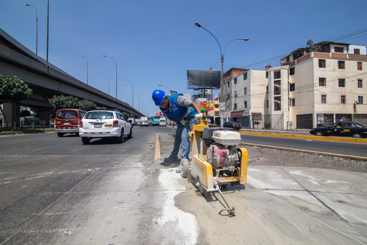 MuniLima's tweet photo. La #MML viene implementando medidas en el óvalo Gamarra, con trabajos de mantenimiento a la señalización horizontal, con la finalidad de prevenir accidentes de tránsito y proteger la integridad de los peatones, ciclistas y personas con movilidad reducida. 🚴‍♂🏃‍♀🧑‍🦯🧑‍🦽 https://t.co/KQSa8KmeFT