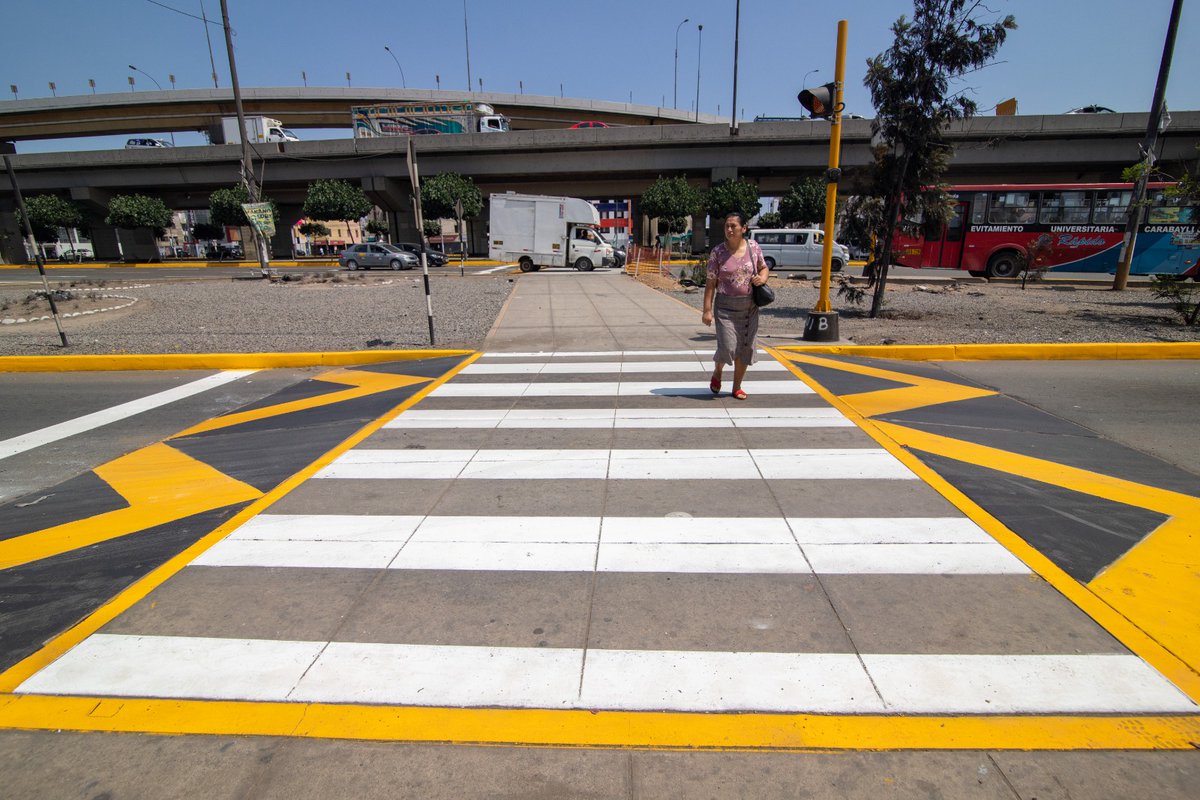 MuniLima's tweet photo. La #MML viene implementando medidas en el óvalo Gamarra, con trabajos de mantenimiento a la señalización horizontal, con la finalidad de prevenir accidentes de tránsito y proteger la integridad de los peatones, ciclistas y personas con movilidad reducida. 🚴‍♂🏃‍♀🧑‍🦯🧑‍🦽 https://t.co/KQSa8KmeFT