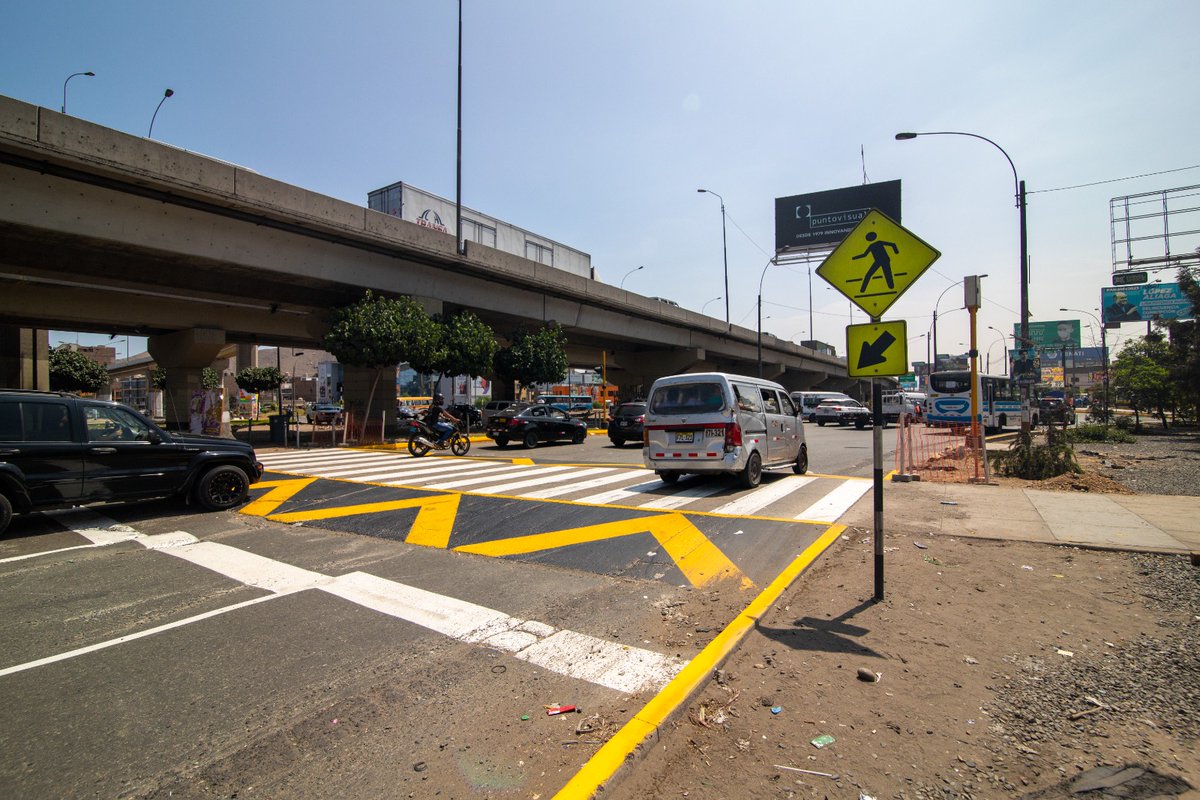 MuniLima's tweet photo. La #MML viene implementando medidas en el óvalo Gamarra, con trabajos de mantenimiento a la señalización horizontal, con la finalidad de prevenir accidentes de tránsito y proteger la integridad de los peatones, ciclistas y personas con movilidad reducida. 🚴‍♂🏃‍♀🧑‍🦯🧑‍🦽 https://t.co/KQSa8KmeFT
