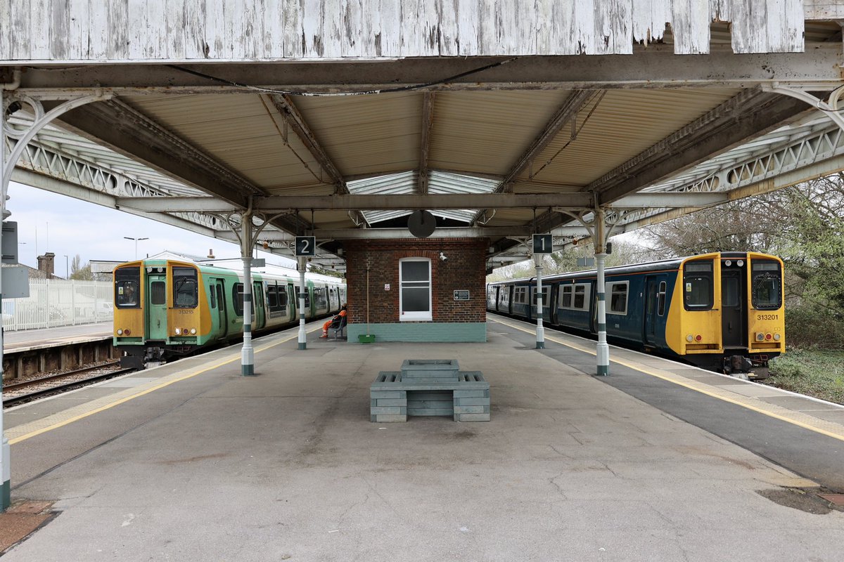 brownandrew15's tweet image. 313215 and 313201 waiting at #Barnham with services to Portsmouth and Bognor Regis. #class313