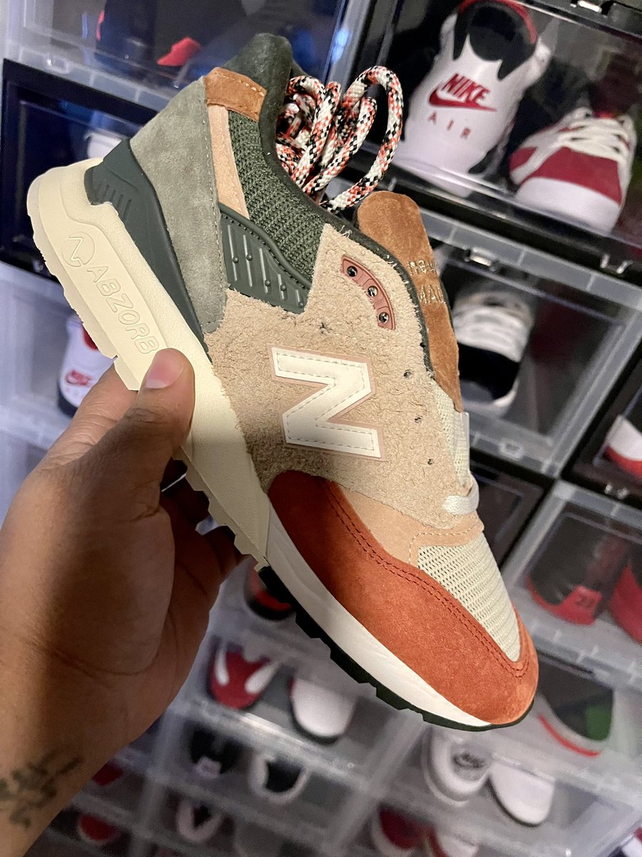SneakHerHeadTD's tweet photo. These are absolutely amazing 🔥🔥🔥 @KITH these go crazy!! #Kith #KithNewBalance https://t.co/wR85qoDPF5