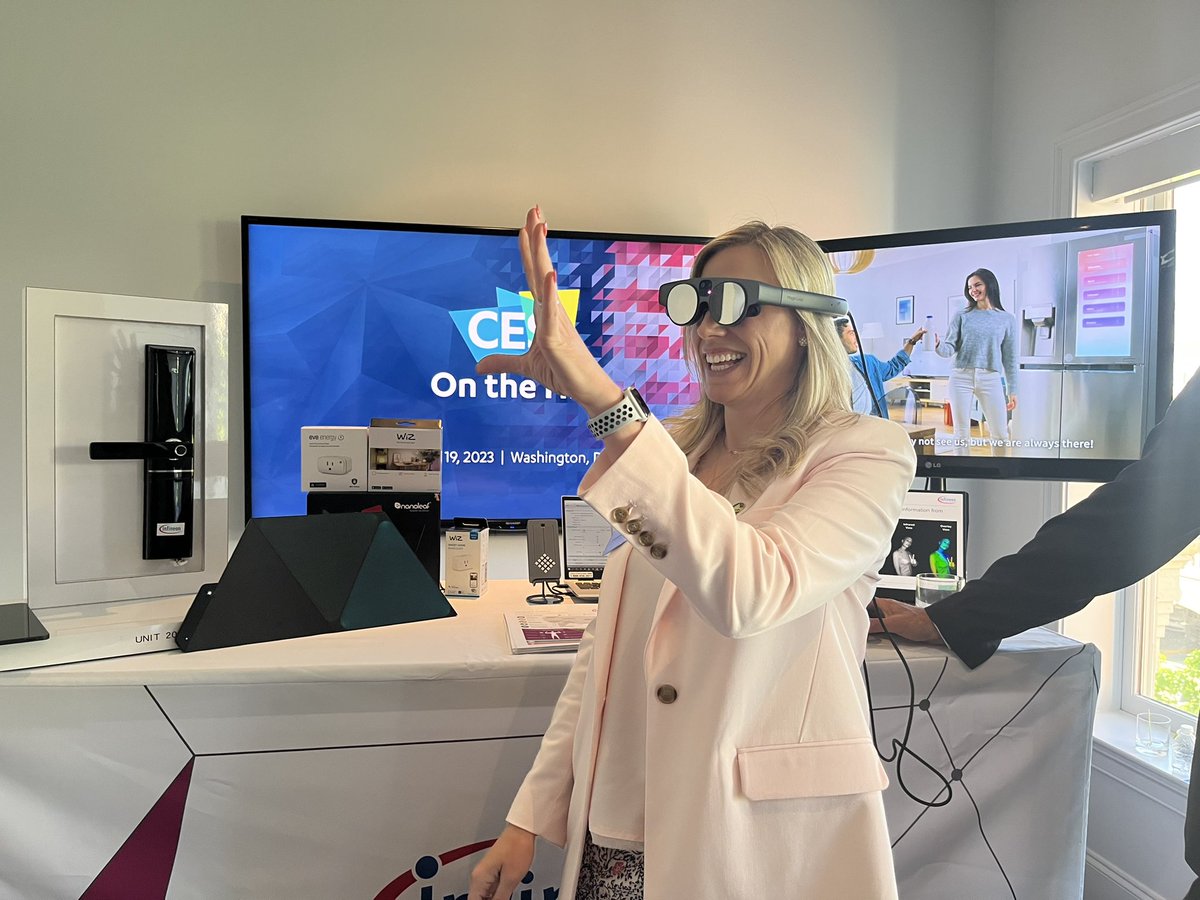 GaryShapiro's tweet image. Testing on @Infineon #AR tech with @kmfabrizio. #CTATechWeek