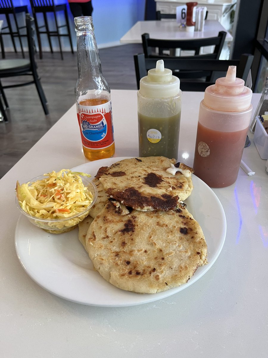 Sr_Noticias's tweet photo. Finally found a Salvadoran restaurant in Bradenton that has 🫓 #Pupusas! 🇸🇻 #IYKYK #APues 😉#MariasPupusas https://t.co/GmPaHES2db