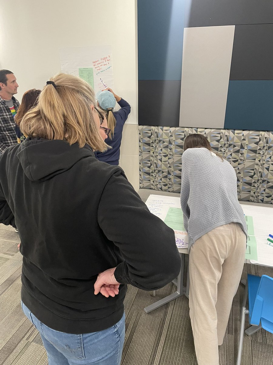 RientsAndrea's tweet photo. Graffiti Writing and gallery walk go hand in hand to increase collaboration in professional learning! #SIOPModel https://t.co/1jpHtp4OdS