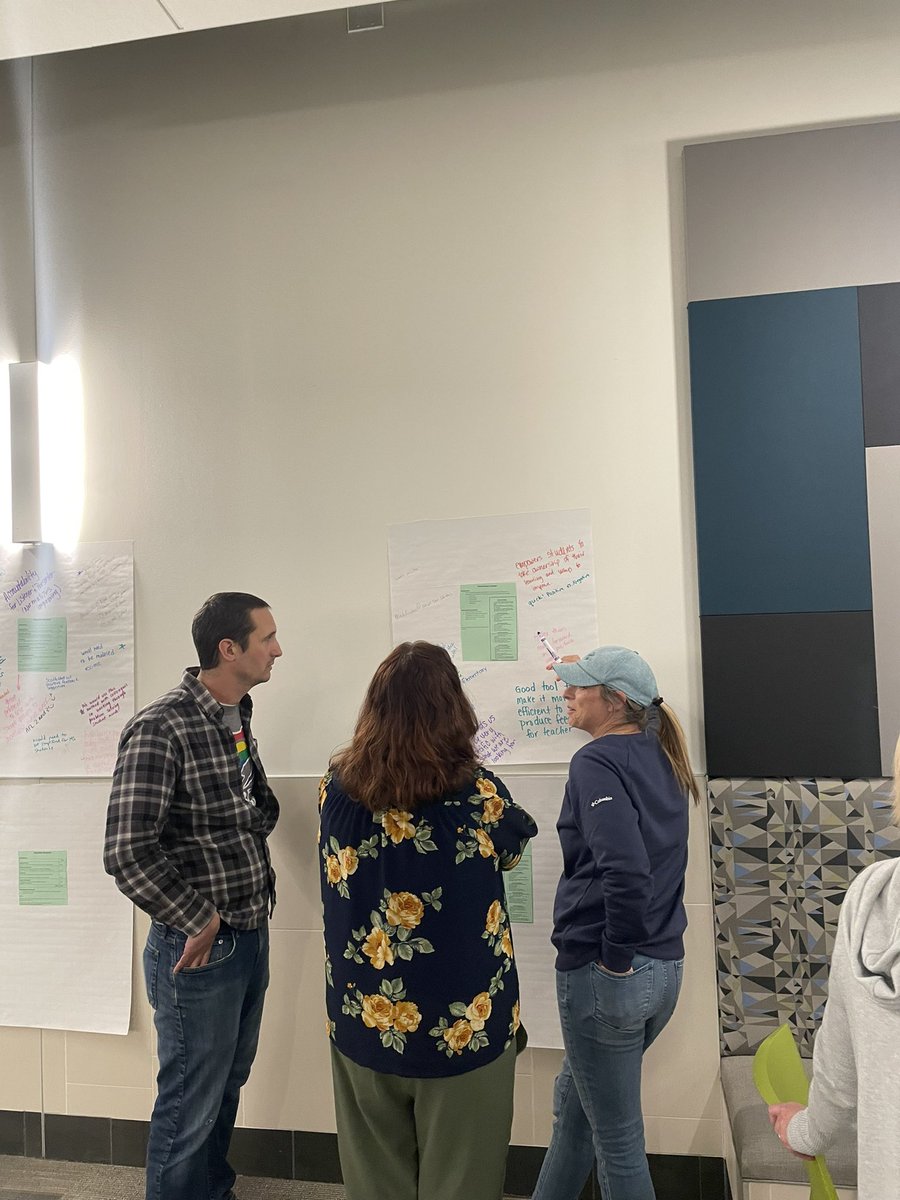 RientsAndrea's tweet photo. Graffiti Writing and gallery walk go hand in hand to increase collaboration in professional learning! #SIOPModel https://t.co/1jpHtp4OdS