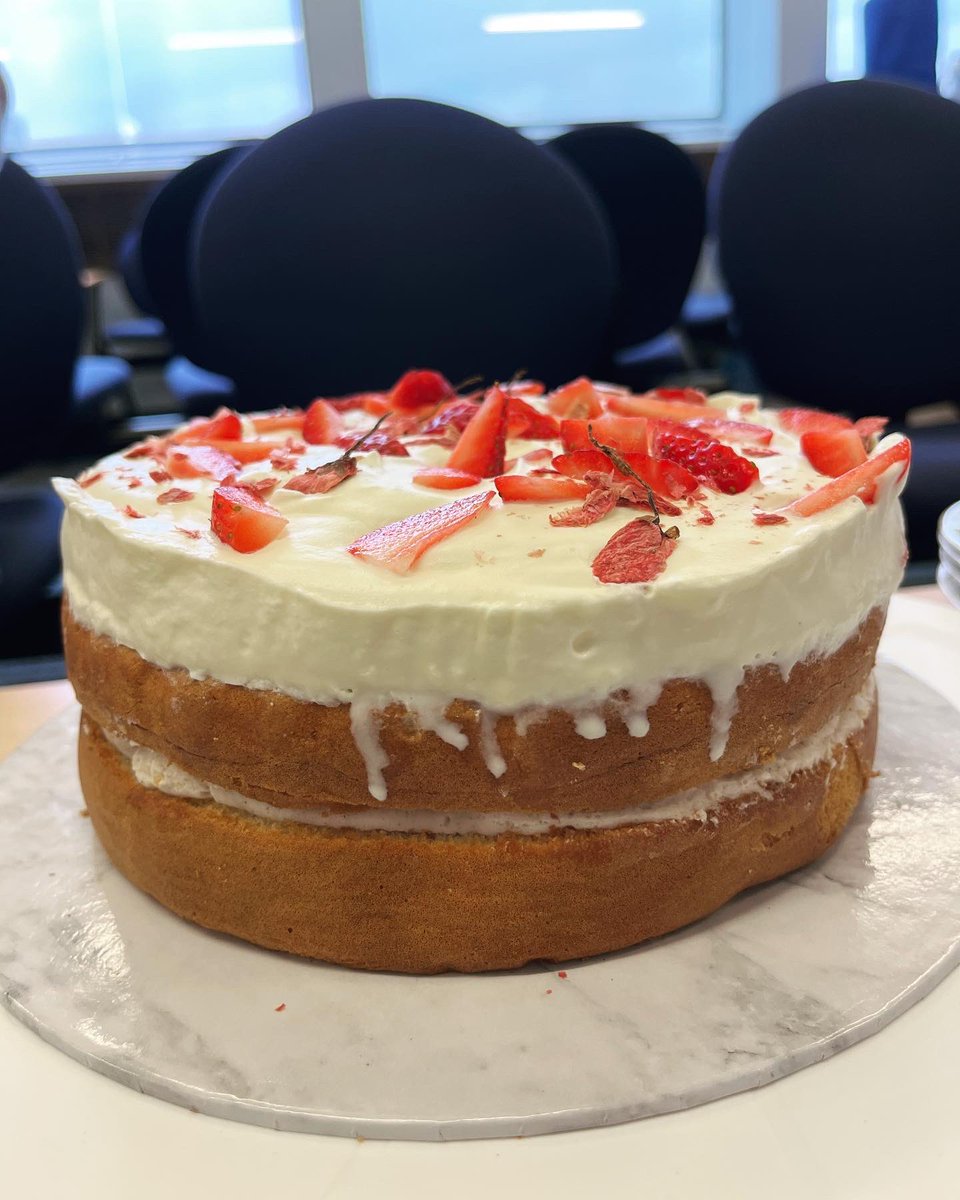 ChiananTao1's tweet photo. The cherry blossom branch started flowering yesterday and same with the cherry blossoms trees in front of my house. Made a strawberry cherry blossom chiffon cake to match the scene.#cherryblossom #springdessert #桜生け花 #桜デザート https://t.co/yi0gIEsn2o