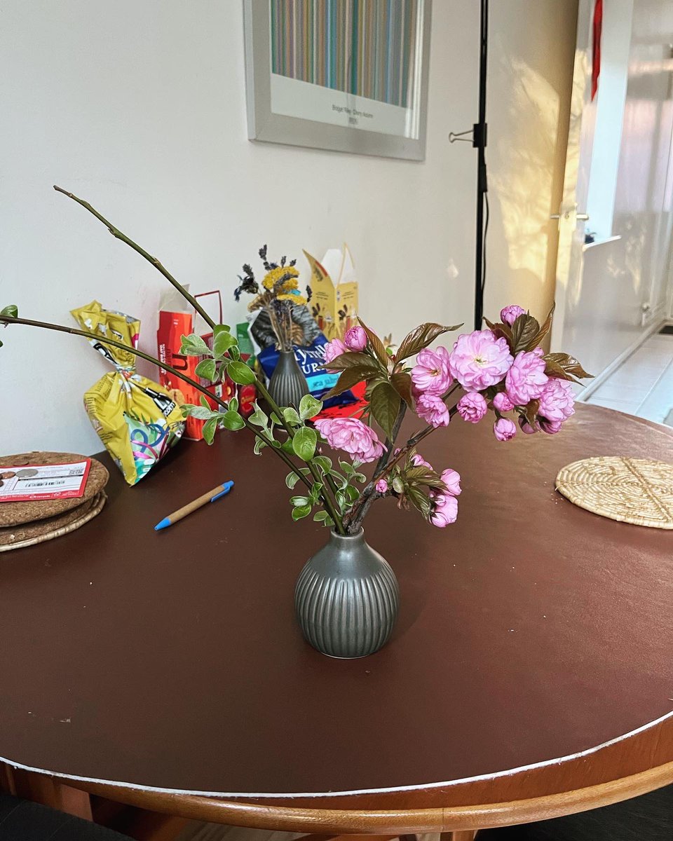 ChiananTao1's tweet photo. The cherry blossom branch started flowering yesterday and same with the cherry blossoms trees in front of my house. Made a strawberry cherry blossom chiffon cake to match the scene.#cherryblossom #springdessert #桜生け花 #桜デザート https://t.co/yi0gIEsn2o