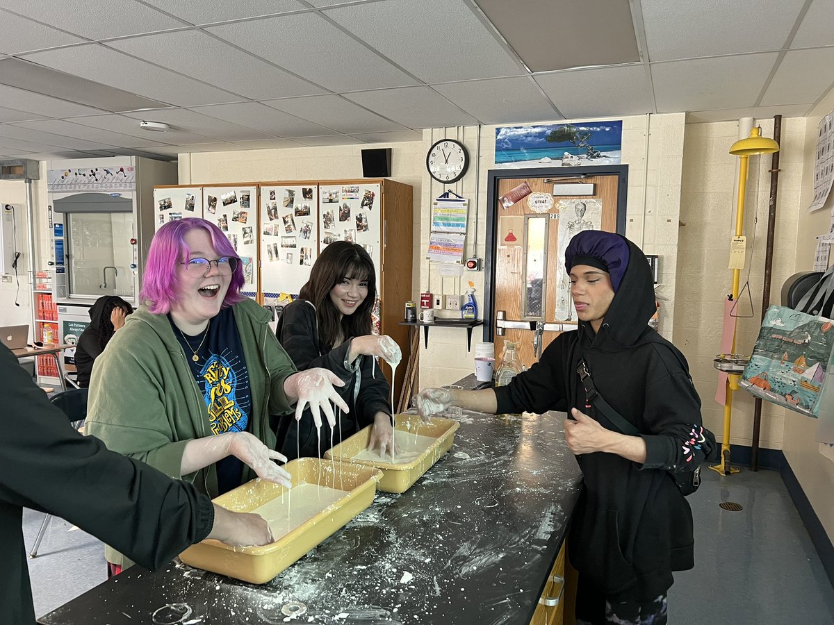 DOminiakSCIENCE's tweet photo. OOBLECK!!!!! πππ #DominiakScienceAttack #collsedu #iteachchem https://t.co/B1DMu5Kmv1