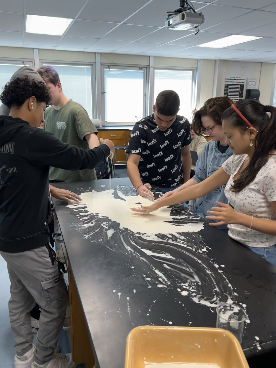 DOminiakSCIENCE's tweet photo. OOBLECK!!!!! πππ #DominiakScienceAttack #collsedu #iteachchem https://t.co/B1DMu5Kmv1