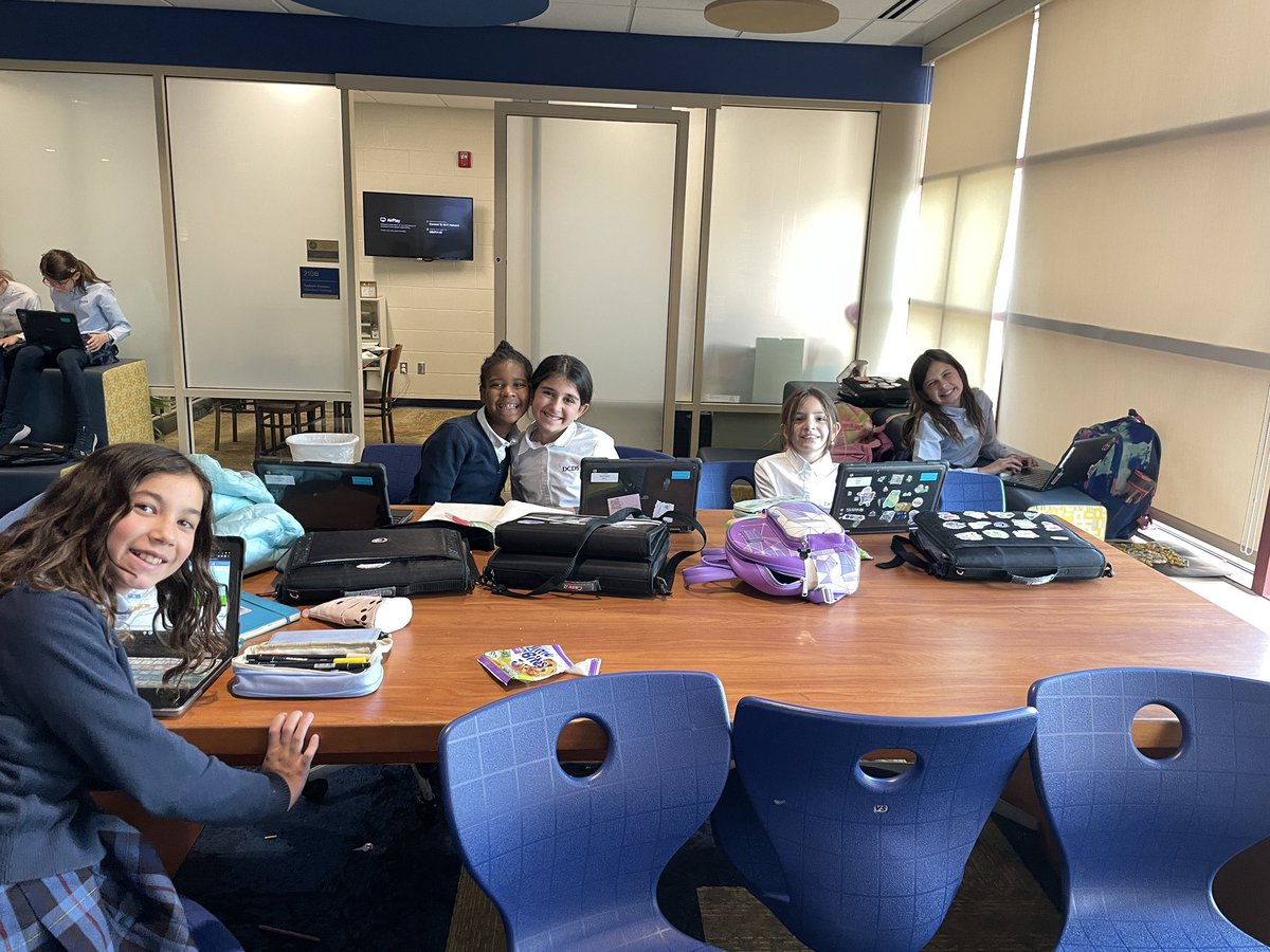 STrautie's tweet photo. The @DCDSchool fourth and fifth graders in the @GirlsWhoCode program learned all about fashion and coding today. It was SO much fun! https://t.co/gHdlkmN5wV
