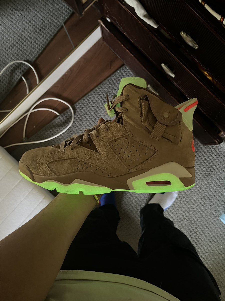 patm32suns's tweet photo. I love these TS 6’s ❕Definitely a pop out shoe for a concert 👟the glow is incredible #atmoscollectorsclub  #atmosdc  size 12 https://t.co/HDQeMEGmWg