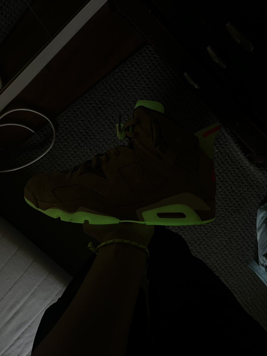 patm32suns's tweet photo. I love these TS 6’s ❕Definitely a pop out shoe for a concert 👟the glow is incredible #atmoscollectorsclub  #atmosdc  size 12 https://t.co/HDQeMEGmWg