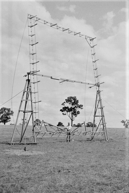 CSIRO_ATNF's tweet photo. #ATNFflashbackFriday This is one of three broadside antennas erected at Badgery's Creek field station in late 1949. This 3-element interferometer operated at 100 MHz and two spacings of 60m and 270m. History here: https://t.co/C1Zm23rqQ6 https://t.co/Icva425g6Z