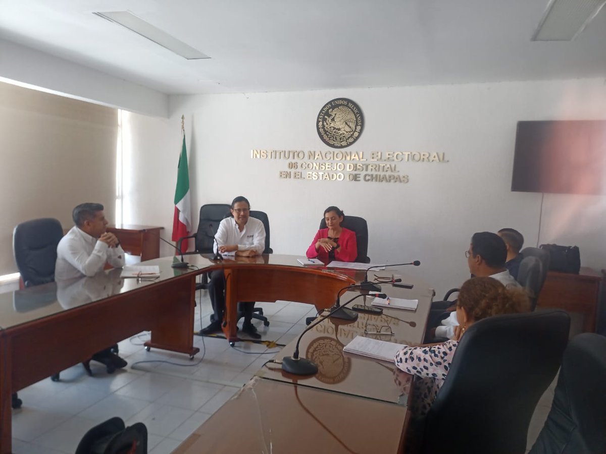 Tcastellano1974's tweet photo. Personal de la Rama Administrativa y vocales de la 06 Junta Distrital @INE_Chiapas recibimos la visita de la Delegada Claudia Rodriguez en la que se abordaron temas rumbo al Proceso Electoral 2023-2024, experiencias y el uso de buenas prácticas @INEMexico https://t.co/y7QFYGGsvw