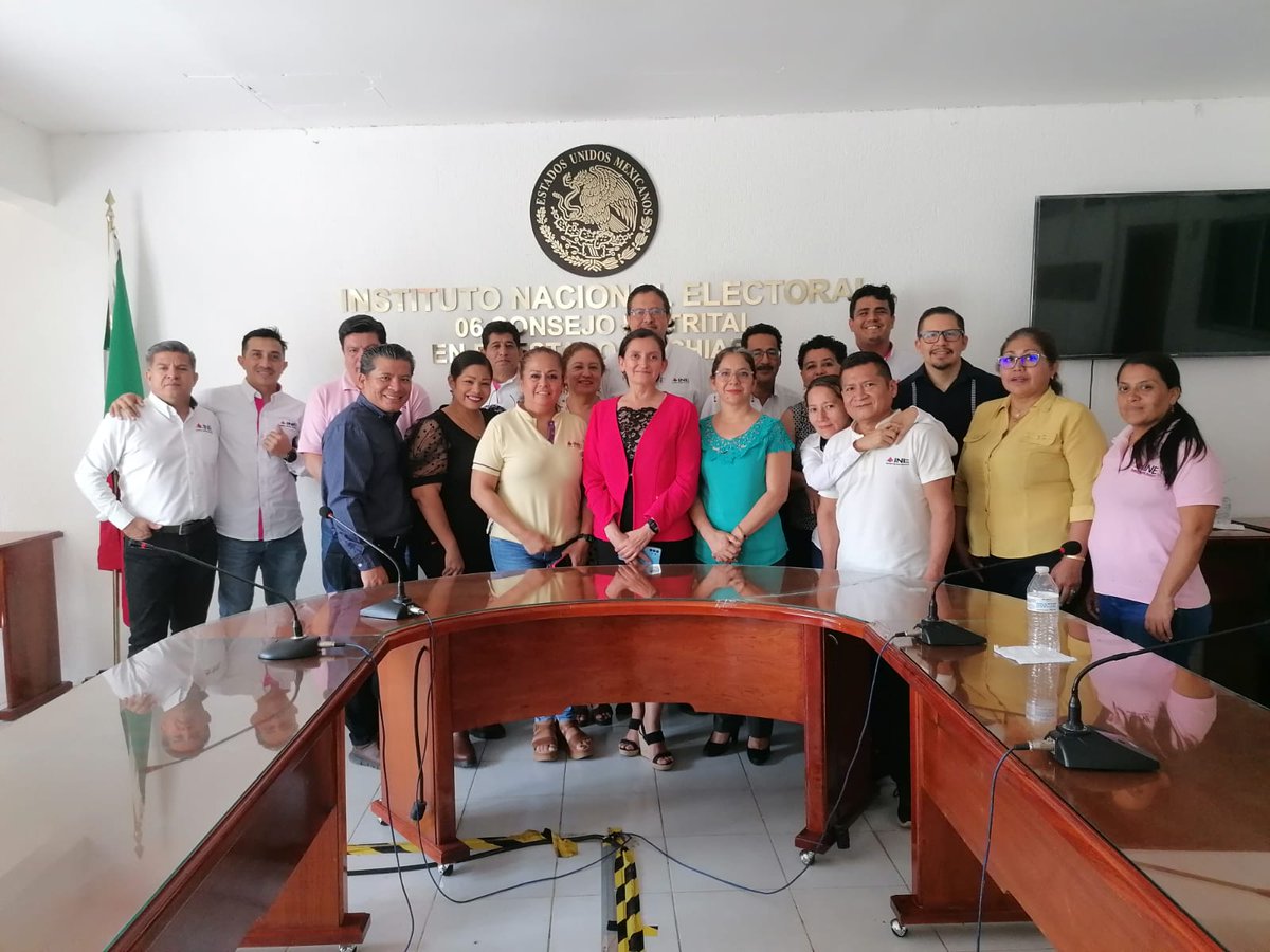Tcastellano1974's tweet photo. Personal de la Rama Administrativa y vocales de la 06 Junta Distrital @INE_Chiapas recibimos la visita de la Delegada Claudia Rodriguez en la que se abordaron temas rumbo al Proceso Electoral 2023-2024, experiencias y el uso de buenas prácticas @INEMexico https://t.co/y7QFYGGsvw