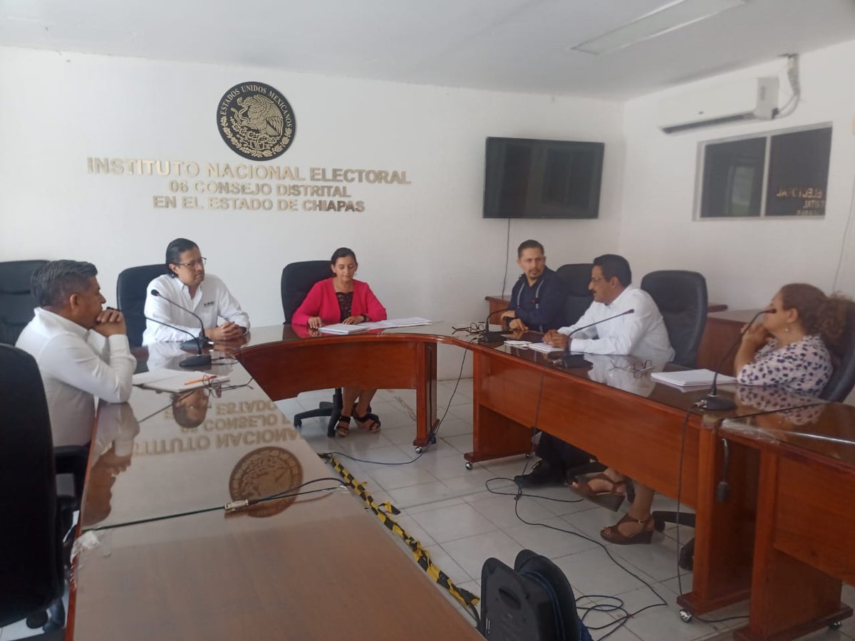 Tcastellano1974's tweet photo. Personal de la Rama Administrativa y vocales de la 06 Junta Distrital @INE_Chiapas recibimos la visita de la Delegada Claudia Rodriguez en la que se abordaron temas rumbo al Proceso Electoral 2023-2024, experiencias y el uso de buenas prácticas @INEMexico https://t.co/y7QFYGGsvw