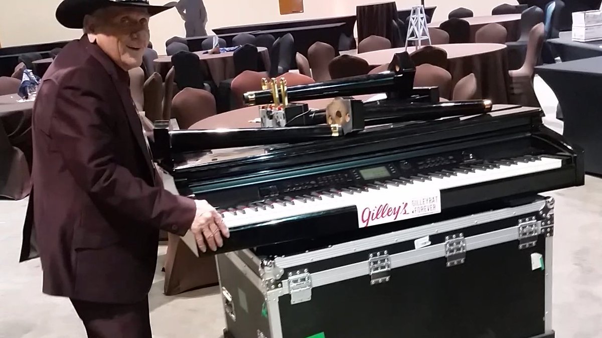 T.L. from The JASON JAMES GANG FAN CLUB Alvin Texas Chapter Load Out Load In for JASON JAMES
#BandTouring #PianoMoving #Gilleys #TexasMusicScene #RoadCrew #RockNRoll