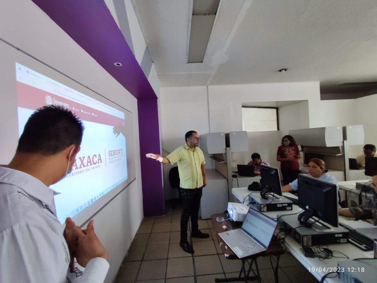 COPEVAL_GobOax's tweet photo. El día de hoy la #COPEVAL a través de la Dirección de Informática y Geoestadística capacitó a integrantes de la @SEBIENTI_GobOax sobre el manejo del sistema de administración de tarjetas Margarita Maza.
#UnPuebloTransformandoSuHistoria https://t.co/ePwRbFJnCr