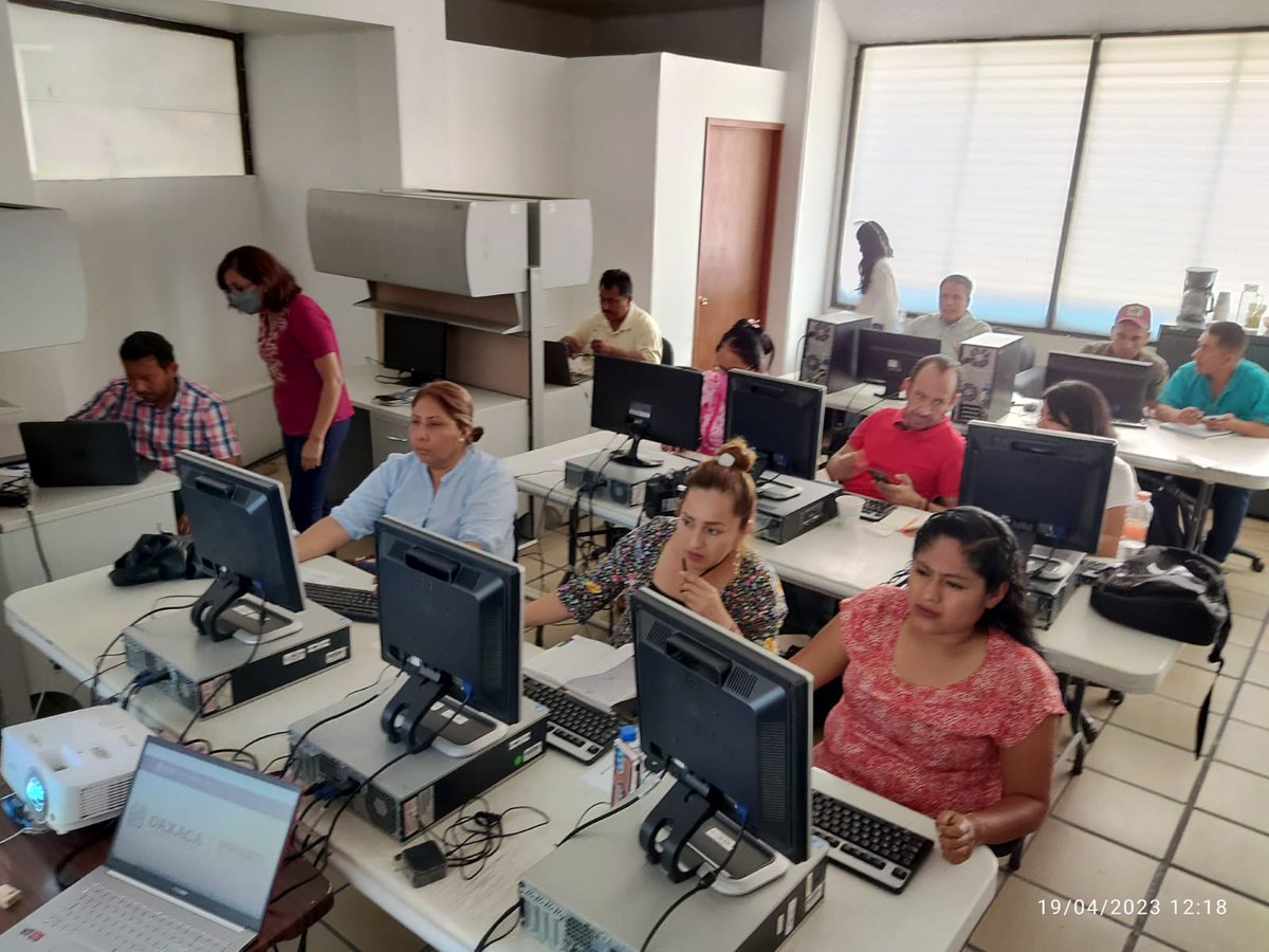 COPEVAL_GobOax's tweet photo. El día de hoy la #COPEVAL a través de la Dirección de Informática y Geoestadística capacitó a integrantes de la @SEBIENTI_GobOax sobre el manejo del sistema de administración de tarjetas Margarita Maza.
#UnPuebloTransformandoSuHistoria https://t.co/ePwRbFJnCr