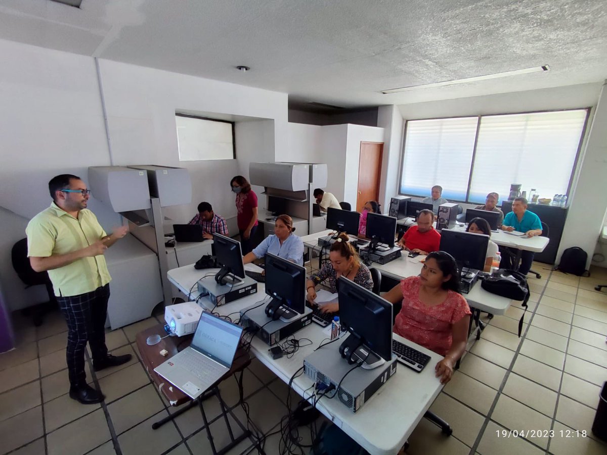 COPEVAL_GobOax's tweet photo. El día de hoy la #COPEVAL a través de la Dirección de Informática y Geoestadística capacitó a integrantes de la @SEBIENTI_GobOax sobre el manejo del sistema de administración de tarjetas Margarita Maza.
#UnPuebloTransformandoSuHistoria https://t.co/ePwRbFJnCr