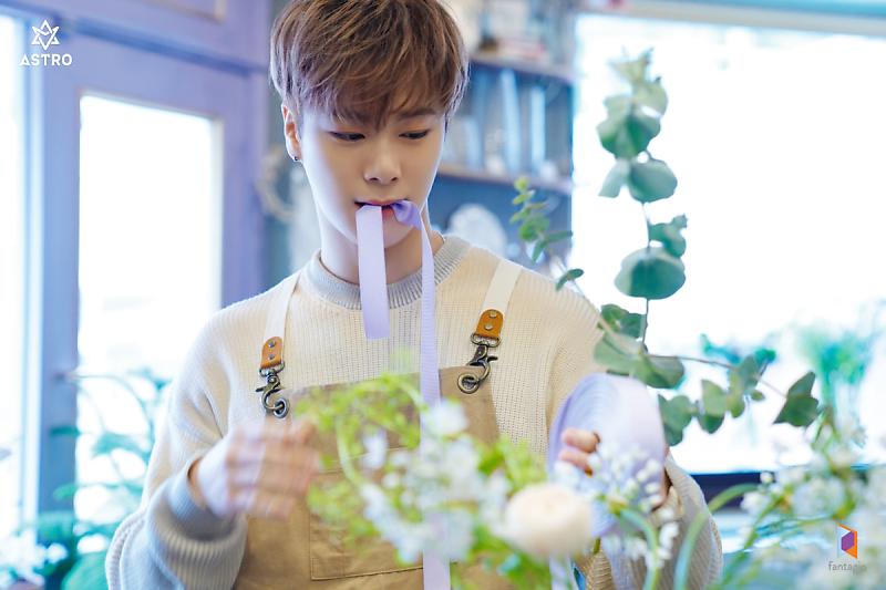 spinch_pie's tweet photo. Moonbin, who was the first idol I saw openly and authenticity act as a gay character. Moonbin, who bullied arohas with so much love and affection behind his eyes. Moonbin, who helped show me what masculinity could be. ASTRO, who grew with me and helped me. I'm so sorry. https://t.co/UE4I6vP2iy