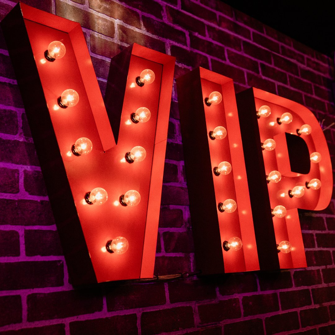 FestivalFranco's tweet photo. Billets V.I.P. ou admission générale ? En V.I.P., 1 entrée et accès aux activités (admission générale) mais aussi :
💺 1 place assise
🍺 accès à un bar exclusif
👀 vue privilégiée de la Grande Scène @AirCanada  
🚽 accès à des toilettes privées

RSVP : https://t.co/8fTimPWQY4 https://t.co/KEbFDIue31