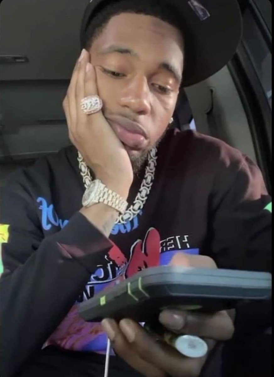 FredoInDaCut995's tweet image. Me on my dry ass phone all day