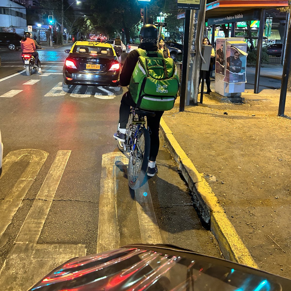 PabloAguayoW's tweet photo. La prohibición de las bicicletas mosquito 💨 es irrisoria sin fiscalización. Lo anterior produce cierta lata ya que a veces uno hace un esfuerzo para movilizarse en bici y así no contaminar. Además van en sentido contrario en las ciclovías y rajadas por la vereda @JuanCaMunozA https://t.co/so29UA647U