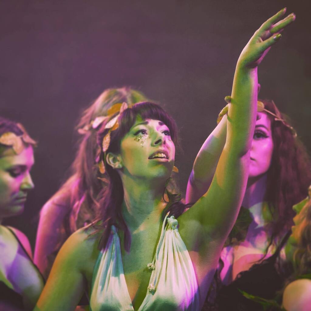 ‘We’re always proving who we are; always reaching for that rising star…’ 

📸: @stevegregsonphotos 
💃: @issybee22 

#dance #dancersoflondon #dancersofinstagram #contemporarydance #balletisart #expressionthroughdance #expressivedance instagr.am/p/CrO_63WIYvm/