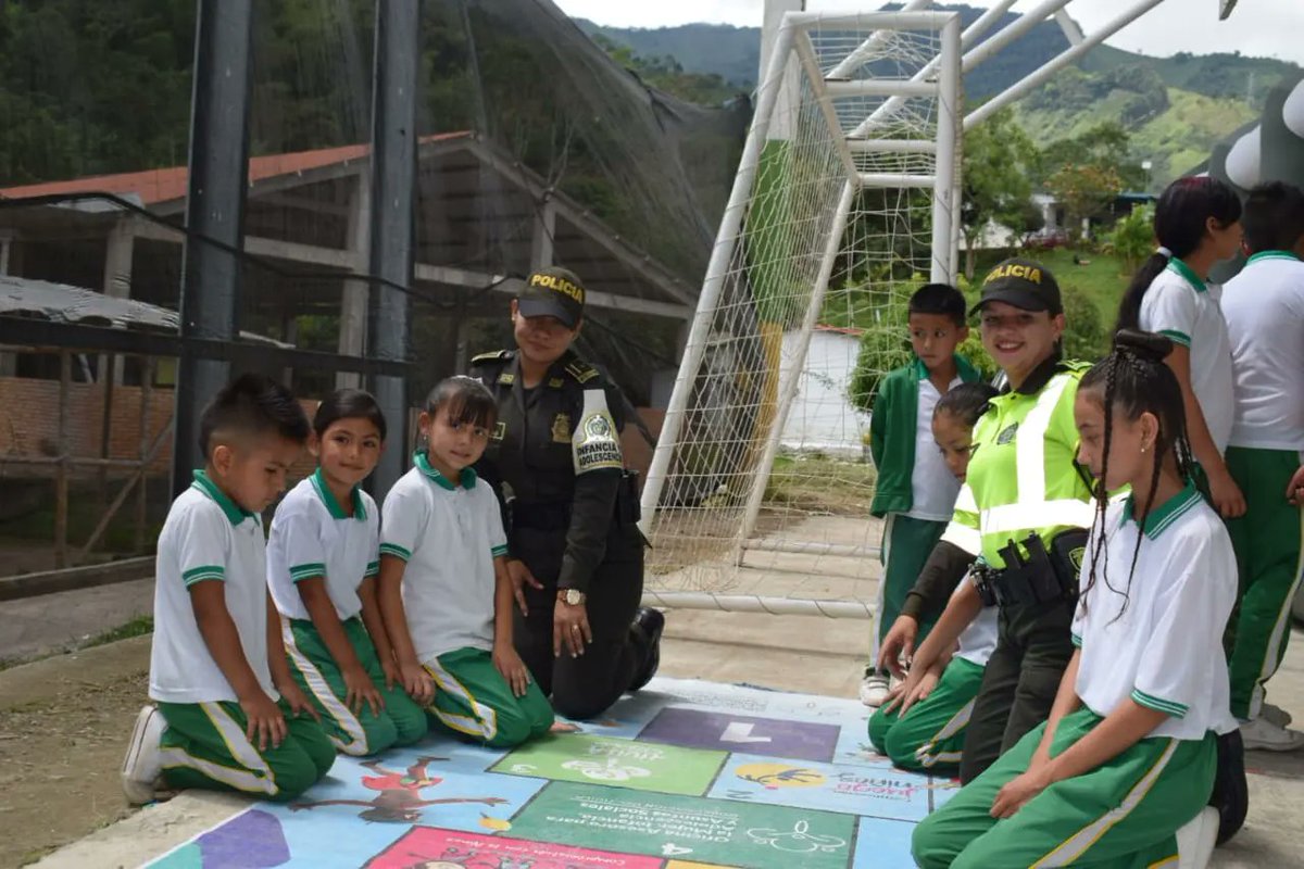 HuilaPolicia's tweet photo. Las caravanas por la vida han permitido la disminución de los delitos sexuales en el Huila, hoy estuvimos con 120 niños y niñas de Timaná a quienes les entregamos las herramientas suficientes para prevenir la vulneración de sus derechos. #DiosYPatria https://t.co/ReaBsetPLT