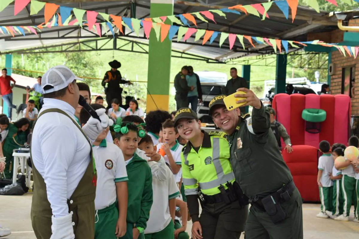 HuilaPolicia's tweet photo. Las caravanas por la vida han permitido la disminución de los delitos sexuales en el Huila, hoy estuvimos con 120 niños y niñas de Timaná a quienes les entregamos las herramientas suficientes para prevenir la vulneración de sus derechos. #DiosYPatria https://t.co/ReaBsetPLT