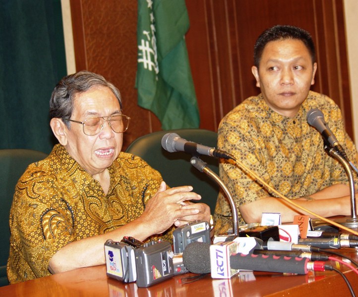 IKUT MUHAMMADIYAH ▪︎ pernah aku lihat dan dengar Presiden KH Abdurrahman Wahid nelepon petinggi PBNU dan berkata yg intinya bilang: "Kita Lebaran ikut Muhammadiyah...!"
☆ mk pada era Gus Dur itu Ramadhan &amp; Lebaran jd indah. Tak ada ruang bagi orang2 Islamophobia utk adu domba.