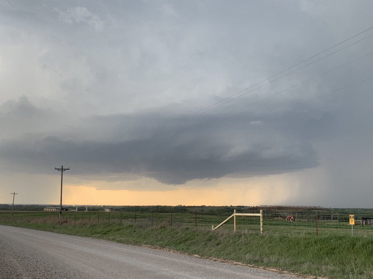 Chickasha storm from approximately five mile north of Alex. ⁦<a href="/NWSNorman/">NWS Norman</a>⁩  ⁦<a href="/ounwcm/">Rick Smith</a>⁩