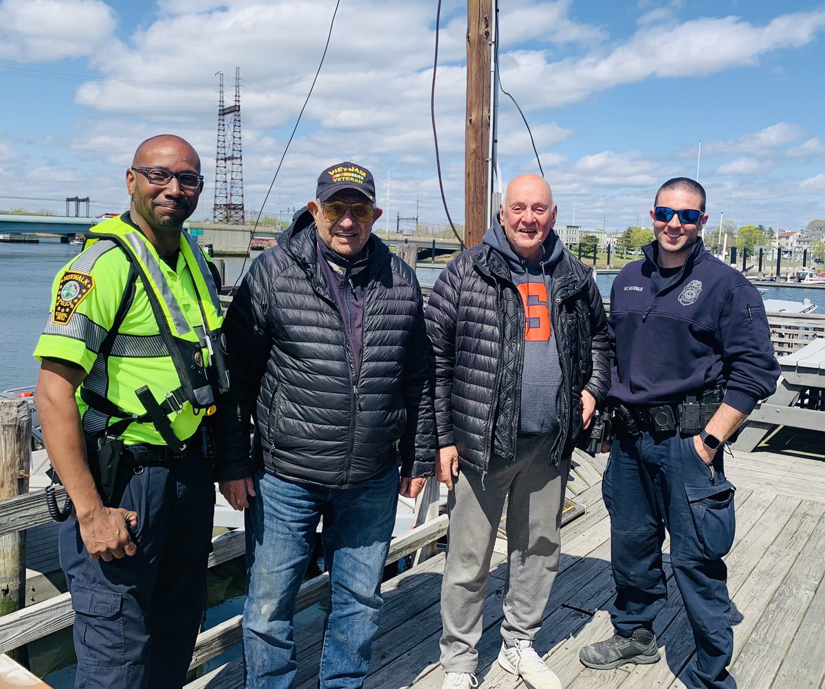NorwalkCtPD's tweet photo. The Marine Unit rescued two men from a boat that had run aground today. High winds and conditions made operations difficult but fortunately no one was injured.  @Norwalk_CT @TheHourNews @News12CT @norwalkpatch @USCGNortheast @USCG_Tri_State https://t.co/iuZT9O5RJu