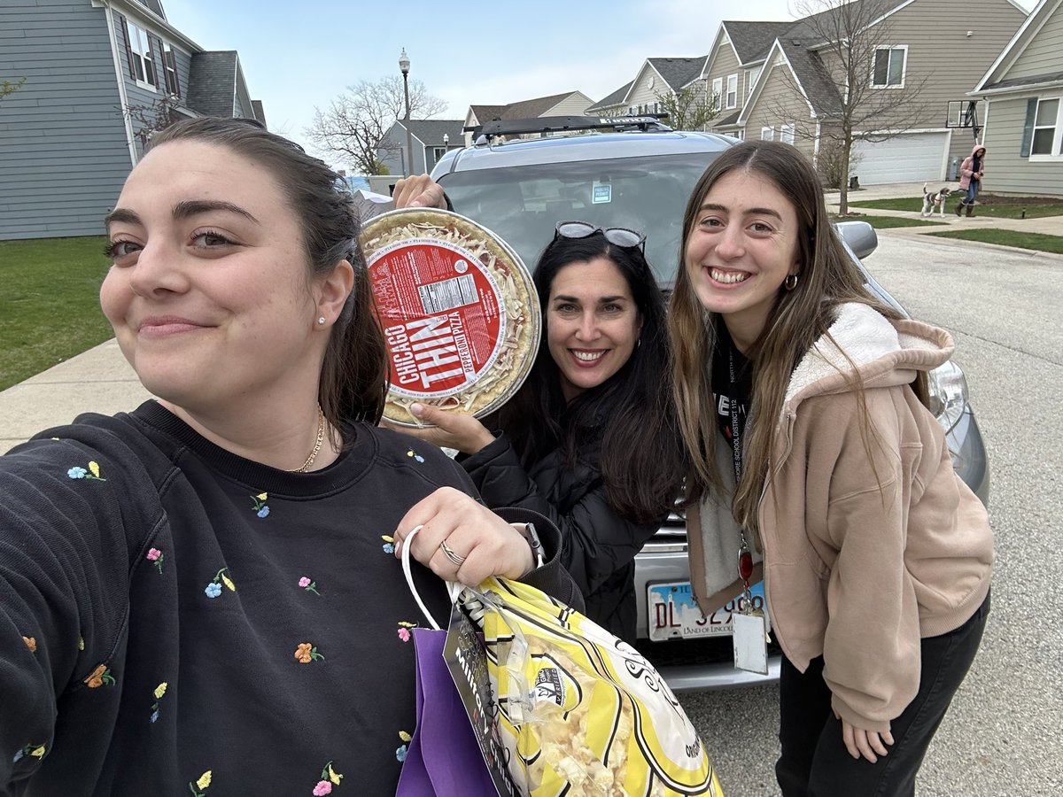 Had so much fun dropping off pizzas &amp; popcorn to our military families! 💜 #112Leads #Sherwoodshines112 <a href="/RMFilippi/">Rachel Filippi</a> <a href="/Mr_KSaunders/">Kevin R. Saunders</a> <a href="/SherwoodPandas/">Sherwood School</a> <a href="/NSSD112/">North Shore SD 112</a>