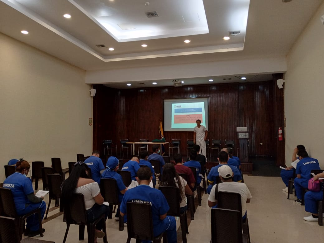 LosRiosIESS's tweet photo. #LosRios| En el Hospital General Babahoyo, se realizan charlas dirigidas al personal de limpieza, sobre infección asociada a la atención de la salud, identificación, captación y notificación. #IESSatuServicio https://t.co/vuR9HVvvS1