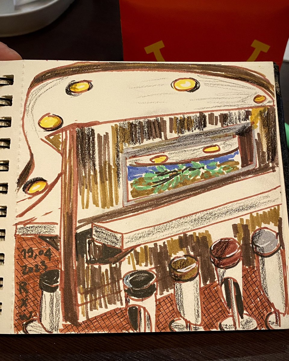 Riko0722's tweet photo. *今天等餐時畫的速寫🎨 餐廳結構很有流線，高腳桌中間做成相框，餐椅我尤其注意到，好像跳拉丁舞穿的裙子💃🏻😃 
畫材：水彩馬克筆，丙烯馬克筆，炭筆

#sketch #painting #illustration #artwork #life #joyful #速寫 #寫生 #速寫本 #插畫 #スケッチ #スケッチブック #イラスト #絵描き #アート #楽しい https://t.co/2UYmQagPh6