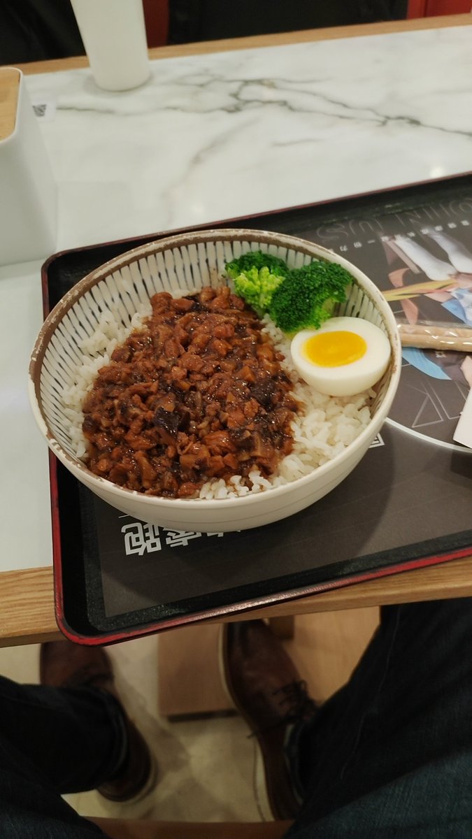 疫情过去，百废待兴，多年没有来上海，上海还是一如既往都洋气