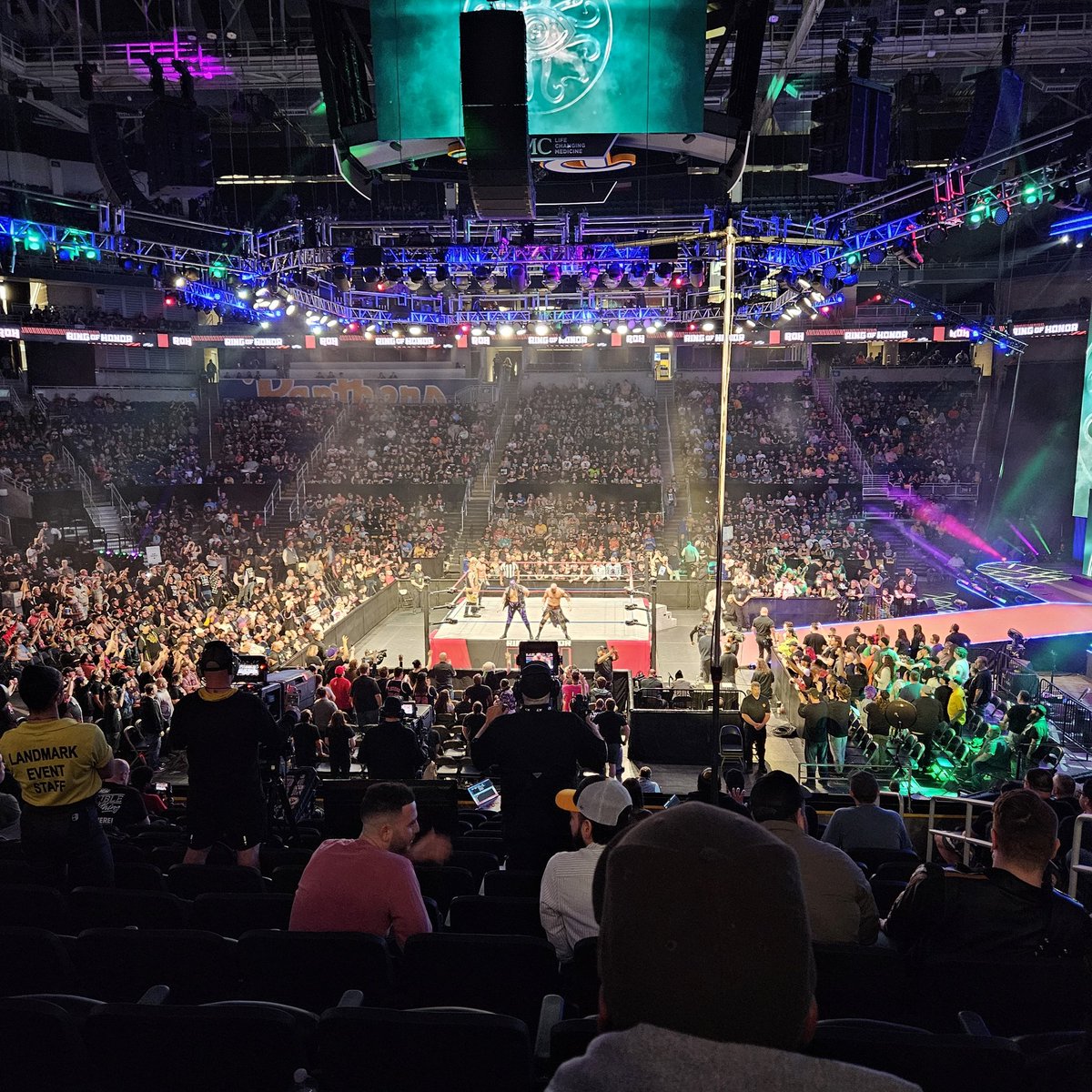FlatglassMan's tweet photo. Pretty good crowd at #AEWDynamite tonight. Can't wait to talk about the show tomorrow on @BustedOpenRadio with @davidlagreca1 tomorrow https://t.co/0d8JoEbF9x