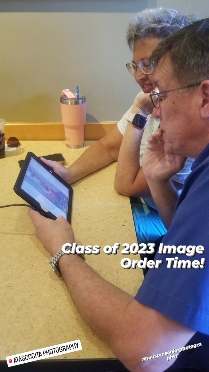 AtascocitaPhoto's tweet photo. Senior session image order time! Slideshow first, then selecting images for the senior album! Graduation will be here soon! #seniorphotographer #atascocitaseniorphotographer #houstonseniorphotographer #kingwoodseniorphotographer https://t.co/ZXZctClP0x