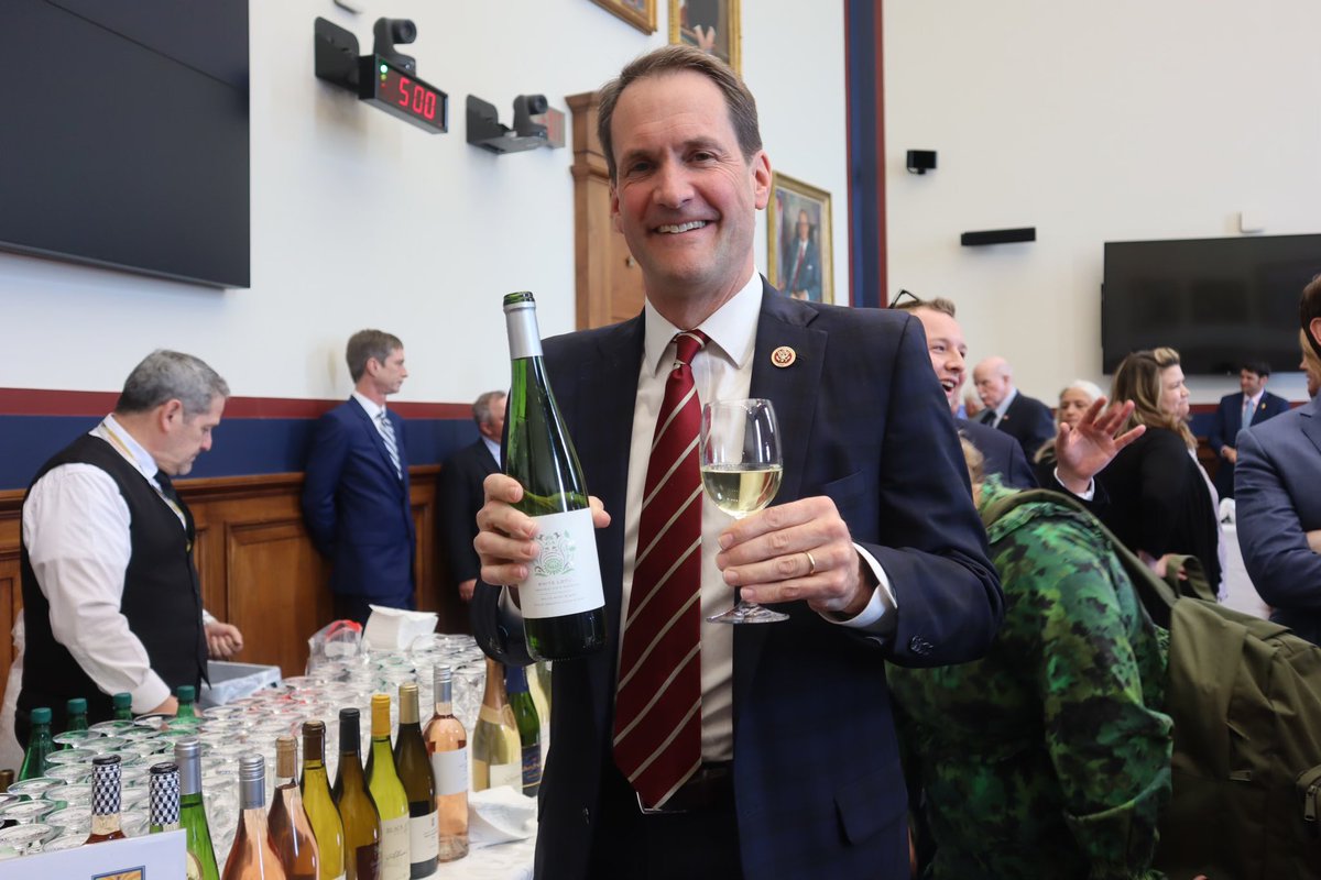 jahimes's tweet photo. When the Congressional Wine Caucus and the Shellfish Caucus do a joint event, clear the schedule and hold my calls! Especially when they’re serving @JonesFamilyFarm wine! https://t.co/E07lGem7Xy