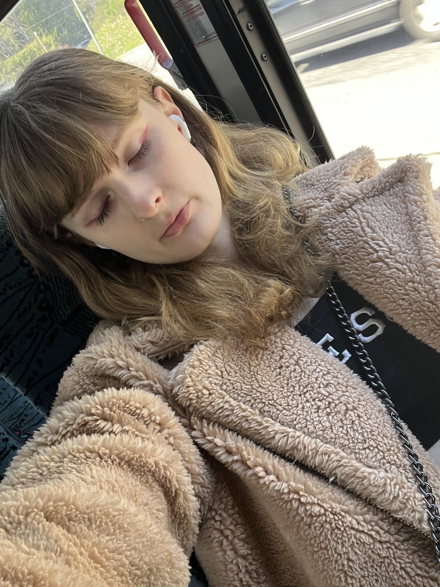 cute girl faded on the bus 😌

who is she?? 💕👀