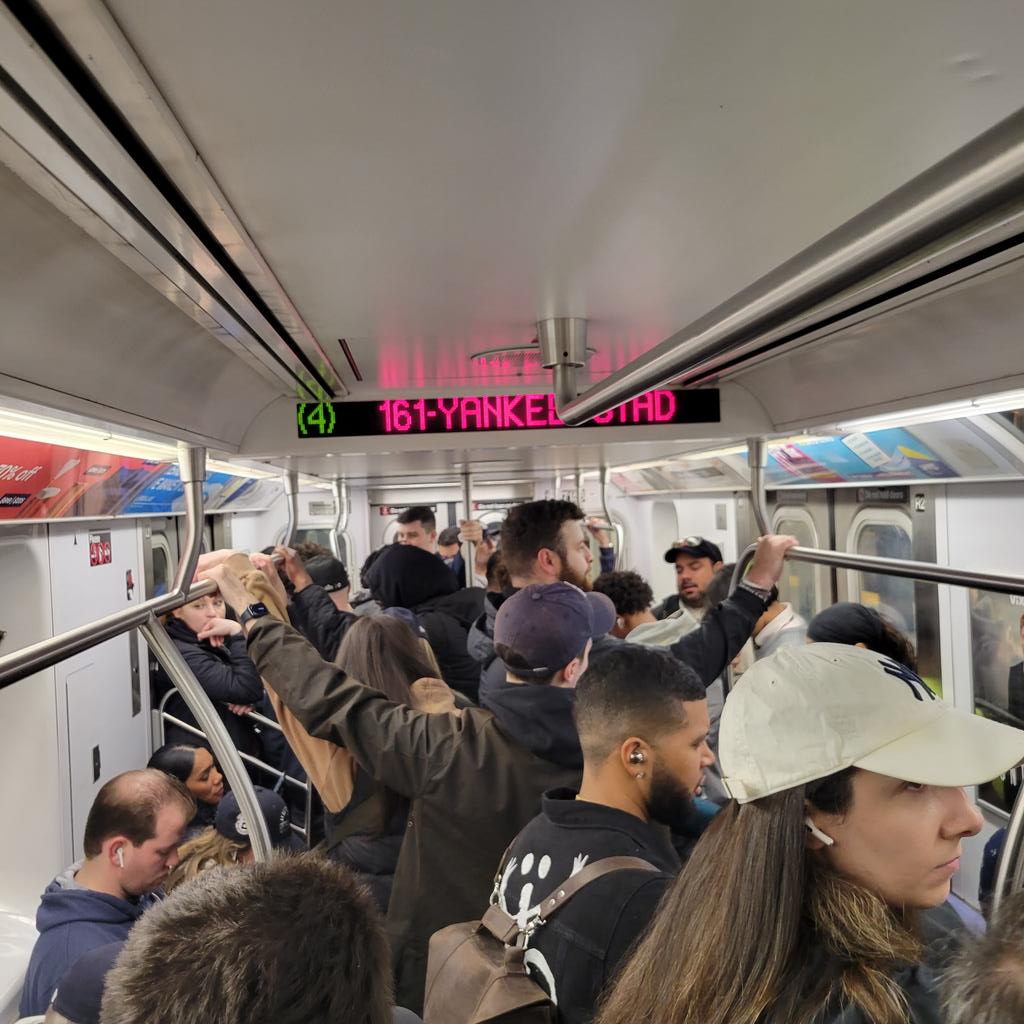 ferris316's tweet photo. YANKEE BASEBALL
#4TRAIN
#YANKEESTADIUM https://t.co/NwUX31qSJb
