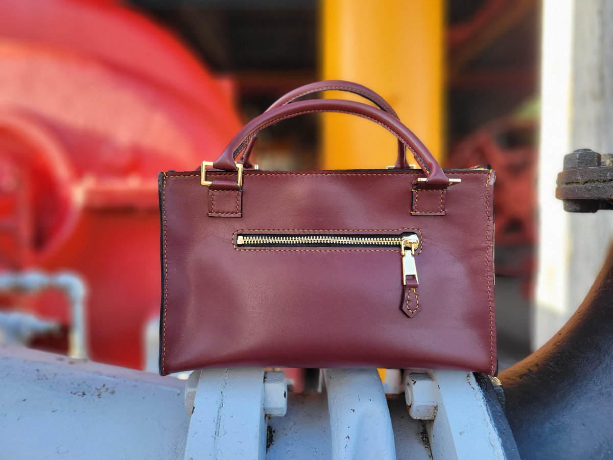 Beautiful top handle bag made of top grain leather that was habd choosen. 🛍 We design, cut, sew and paint all our items by hand for the best quality leather goods! 

#Leatherwood #leatherwear #leatherfriends #leatherclutchbag #tophandle #leathercustom #customleatherwork