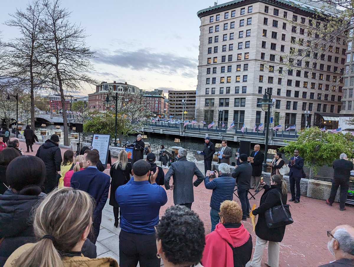 BramsonKate's tweet photo. On #WaterFireDay, @petermello tells the crowd: "WaterFire is art for impact." #strikethematch and eat at one of the 10 partner restaurants today as they donate to our favorite art installation. https://t.co/gMfdNIHYcY