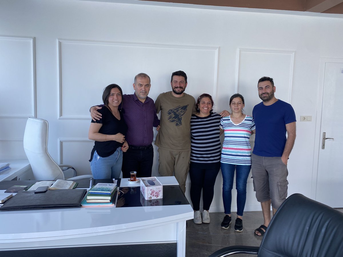 alpertuydes's tweet photo. Güne Hatay Samandağ sahillerinde başladım. Gün içinde yetişebildiğim kadar her biri depremzede olan Hataylı dostlarımı tek tek ziyaret ettim. Sonra Adana’ya yetiştim günü Tuzla kıyılarında kuş bakarak sonlandırdım. Sonra Tarsus’a uğrayıp şimdi de dönüşe geçtim. Anlatacam hepsini https://t.co/idLRSYSO8C