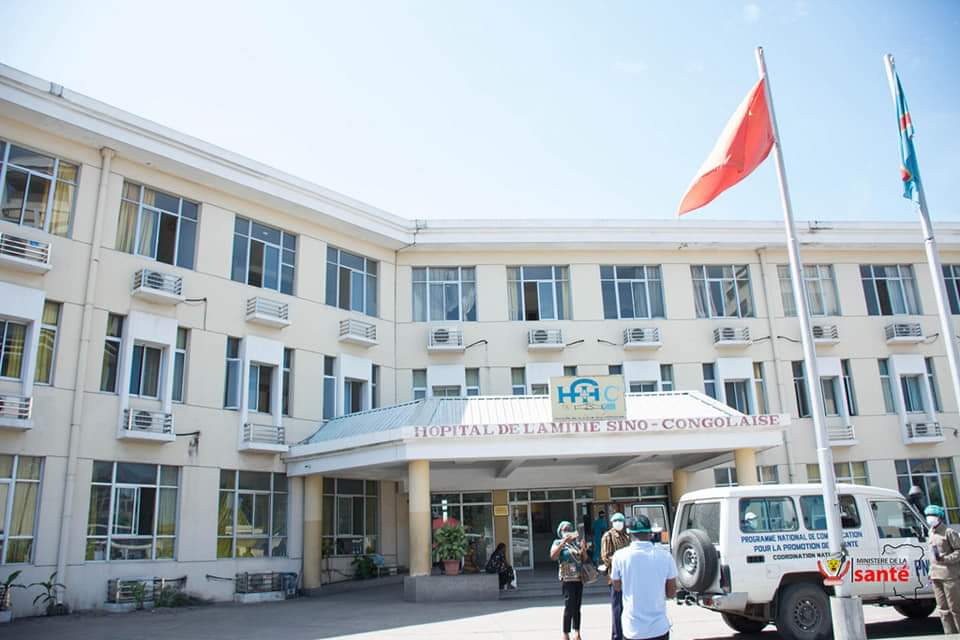 DBenina's tweet photo. @SanteMinistre J'étais aujourd'hui à l'Hôpital Sino-Congolaise de N'djili ce bijou construit depuis 2006 grâce à un don de Chinois perd sa beauté au jour le jour. La Maternité propre mais un manque d'eau criante qui fait souffrir les mamans, l'ascenseur en panne, les vitres de fenêtres sales... https://t.co/86n7iwWUT7